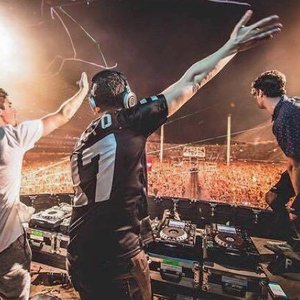 'Tiësto & The Chainsmokers' için resim