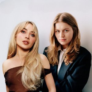girl in red e Sabrina Carpenter のアバター