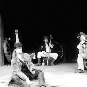 “Guns 'N' Horses”的封面