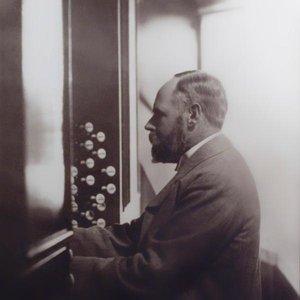 Basil Harwood 的头像