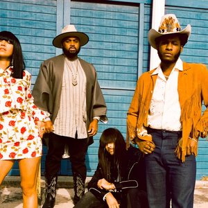 Avatar de Khruangbin, Leon Bridges