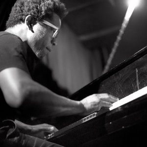 Aruán Ortiz Trio 的头像