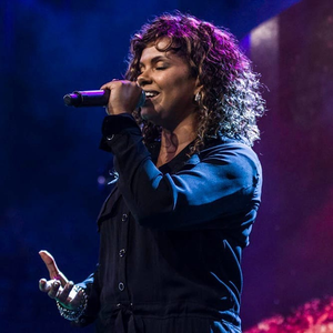 Nívea Soares photo provided by Last.fm