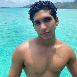 Angel Bismark Curiel 的头像