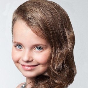 “Alisa Kozhikina”的封面