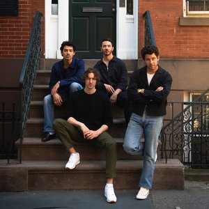 Jonas Brothers & Dean Lewis 的头像