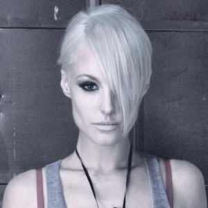 “Emma Hewitt & 16 Bit Lolitas”的封面