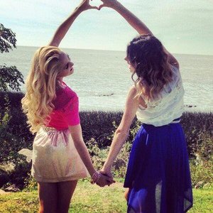Martina Stoessel & Mercedes Lambre 的头像