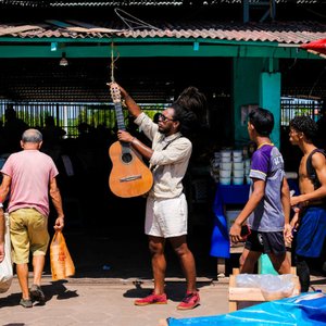 Um Homem, um Violão e um Canivete