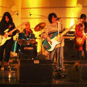 네눈박이 나무밑 쑤시기 的头像