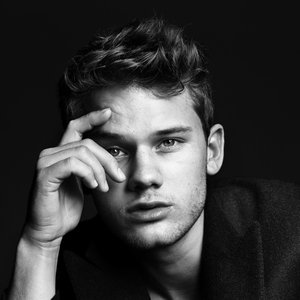 Jeremy Irvine için avatar