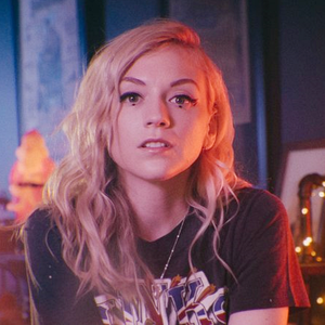 Emily Kinney live