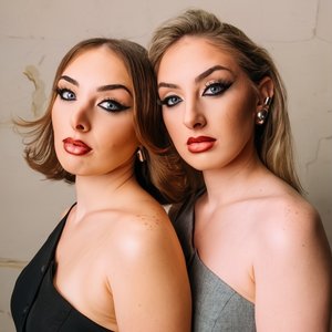 “Adria Twins”的封面