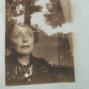 “A Portrait of Edith Piaf”的封面