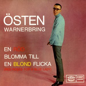 En Röd Blomma Till En Blond Flicka