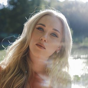 Nora Collins 的头像