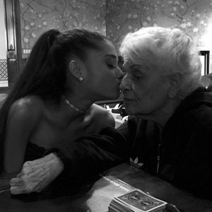 Imagem de 'ariana grande, nonna'