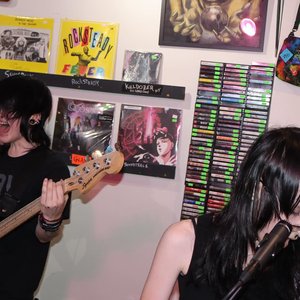 falling asleep in snowbanks 的头像