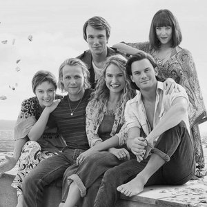Lily James, Jessica Keenan Wynn, Alexa Davies & Celia Imrie 的头像