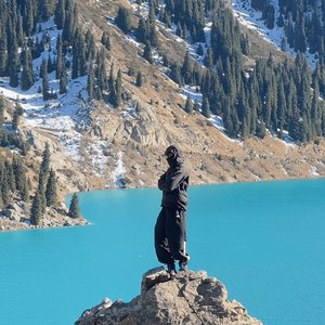 Everything is romantic (fall in love again and again)