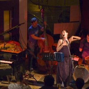 Yelena & The Love Trio 的头像
