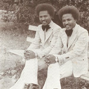 The Triplett Twins 的头像