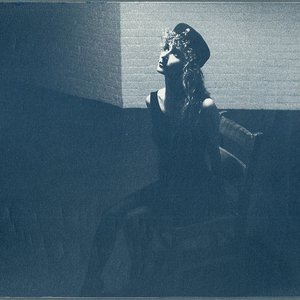 Figures At Dawn 的头像