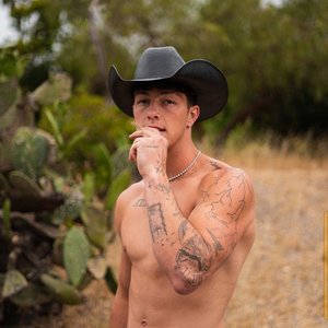 Tayler Holder 的头像