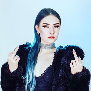 Housewife Spliffin' - Single
