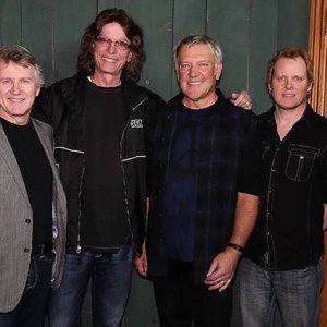 Rik Emmett & RESolution 9 的头像