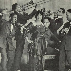 “Mamie Smith And Her Jazz Hounds”的封面