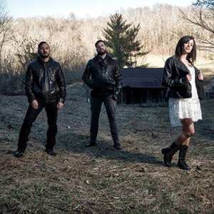 Falling Through April 的头像