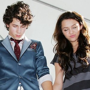 Miley Cyrus & Nick Jonas 的头像