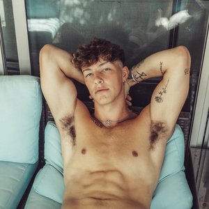Tayler Holder 的头像