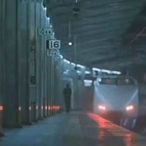 駅で待っている