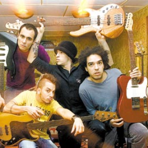 Nove Mil Anjos photo provided by Last.fm