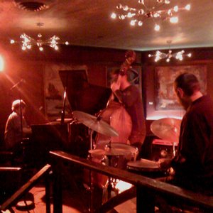 Adam Bodine Trio 的头像