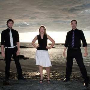 Emie R Roussel Trio 的头像