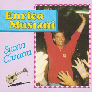 Enrico Musiani suona chitarra