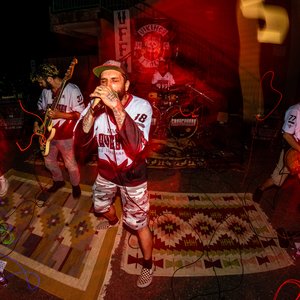 “Graveyhard”的封面