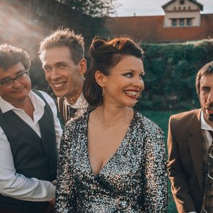 The Sassy Swingers 的头像
