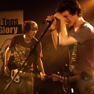 “Ten Tons Of Glory”的封面