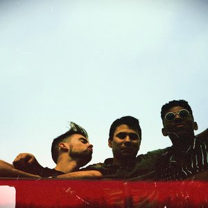 Between Giants 的头像