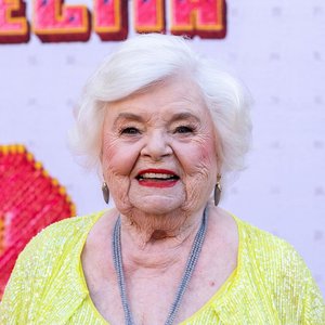 “June Squibb”的封面