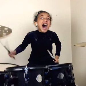 Nandi Bushell 的头像