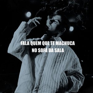 Fala Quem Que Te Machuca no Sofá da Sala