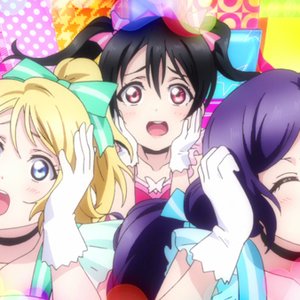 Avatar di 絢瀬絵里(CV.南條愛乃)、東條希(CV.楠田亜衣奈)、矢澤にこ(CV.徳井青空)