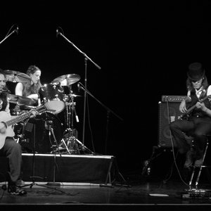 “robby maria & the silent revolution”的封面