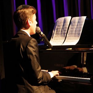 Yonatan Sheinfeld And The Piano (יונתן שיינפלד והפסנתר)