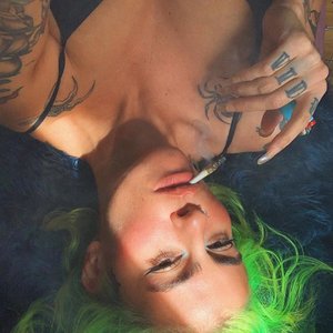 Charlieshe 的头像